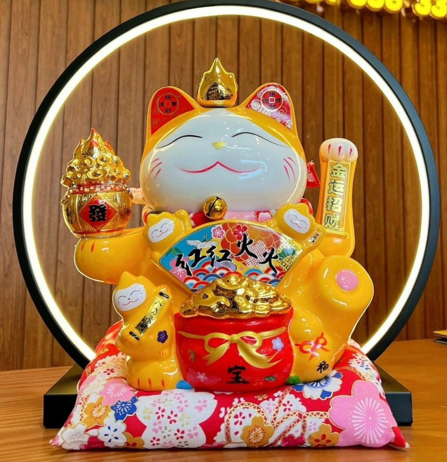 mèo thần tài ở cửa ra vào